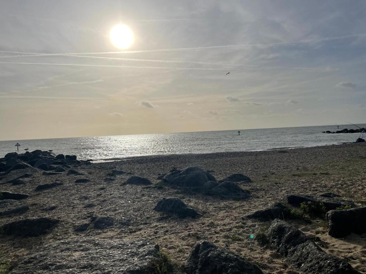Summer Breeze Deluxe Caravan Rental Saint Osyth Eksteriør bilde