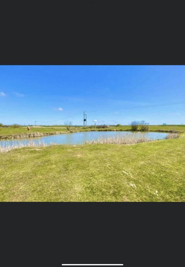 Summer Breeze Deluxe Caravan Rental Saint Osyth Eksteriør bilde