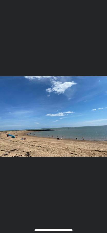 Summer Breeze Deluxe Caravan Rental Saint Osyth Eksteriør bilde